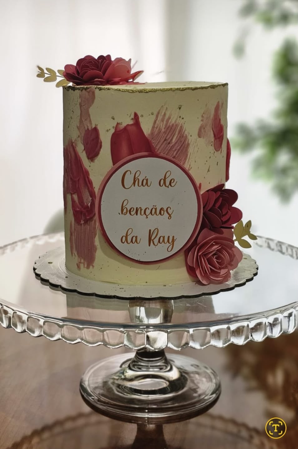 Tarta de chá de bênçãos con rosas color vino y detalles dorados