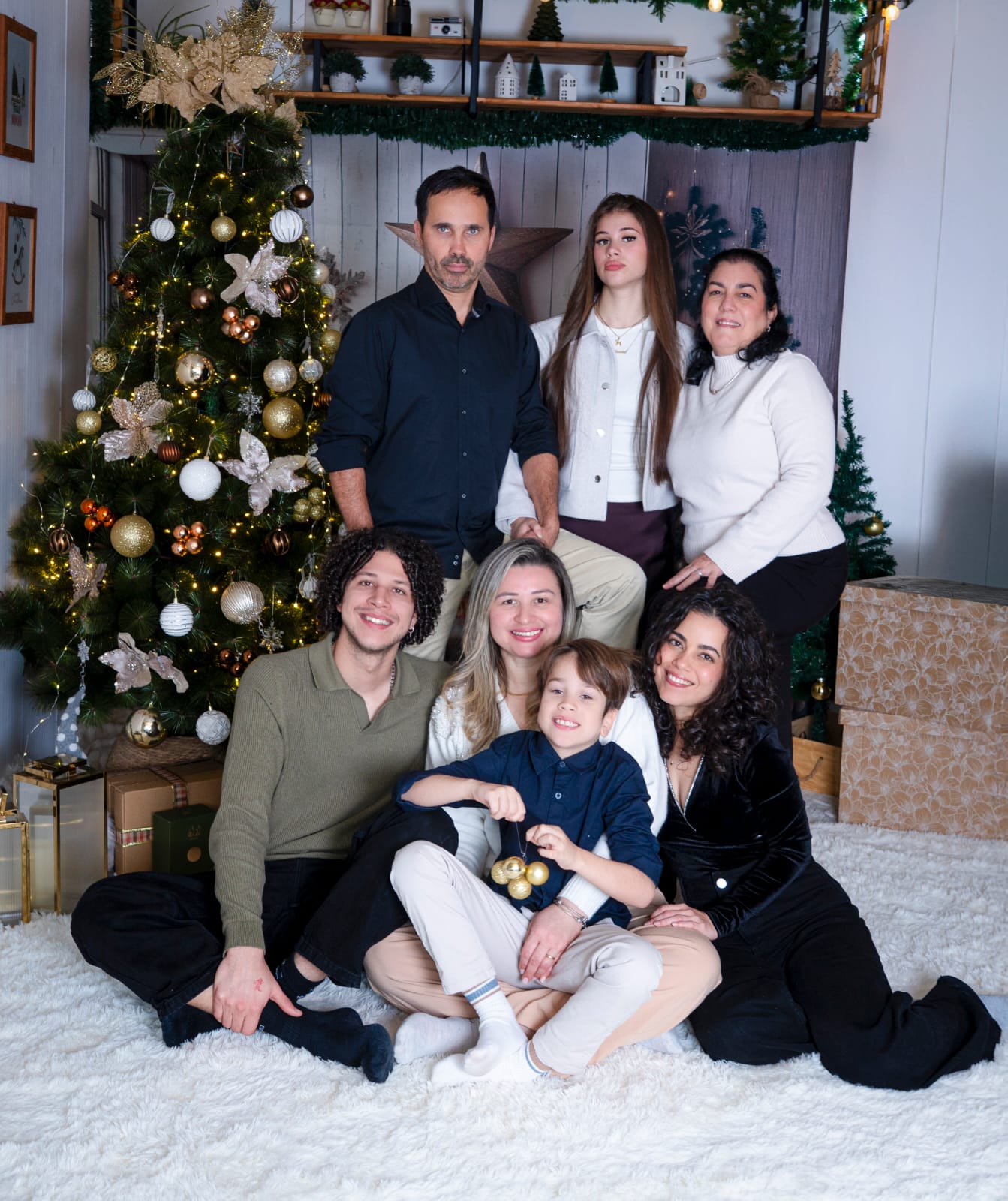 La familia de Delicias da Cil reunida en Navidad junto al árbol
